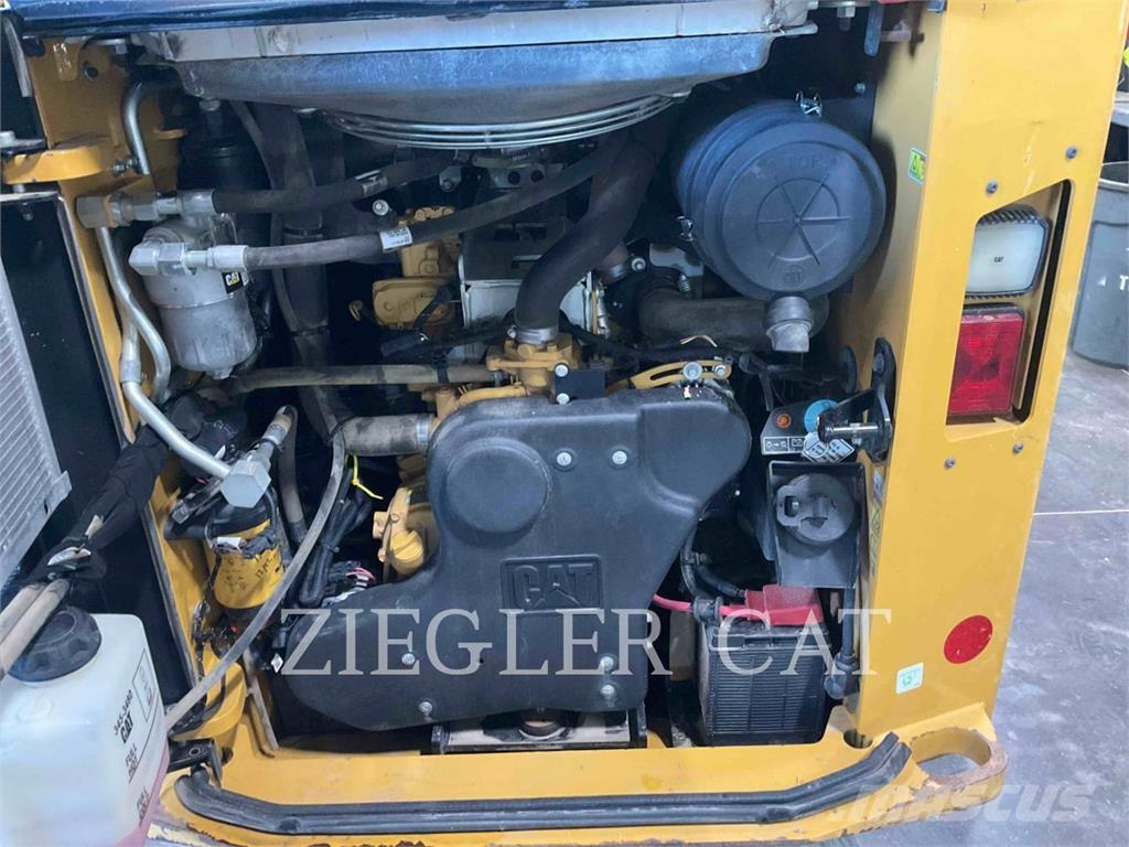 CAT 272D3 Skid steer loaders