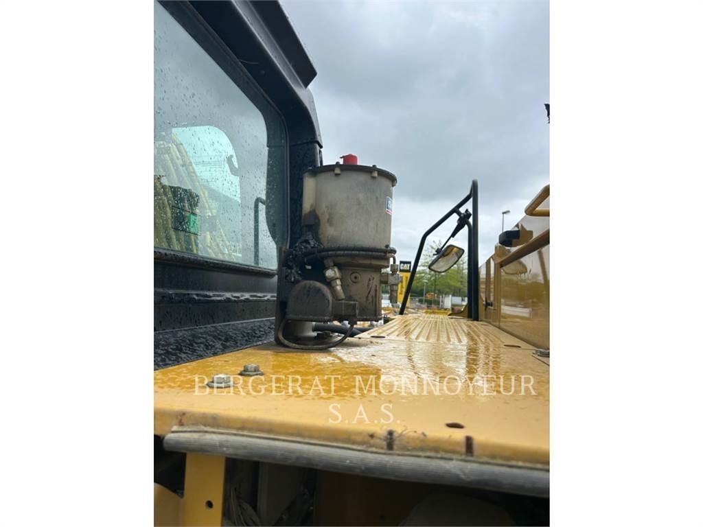 CAT 320 Crawler excavators