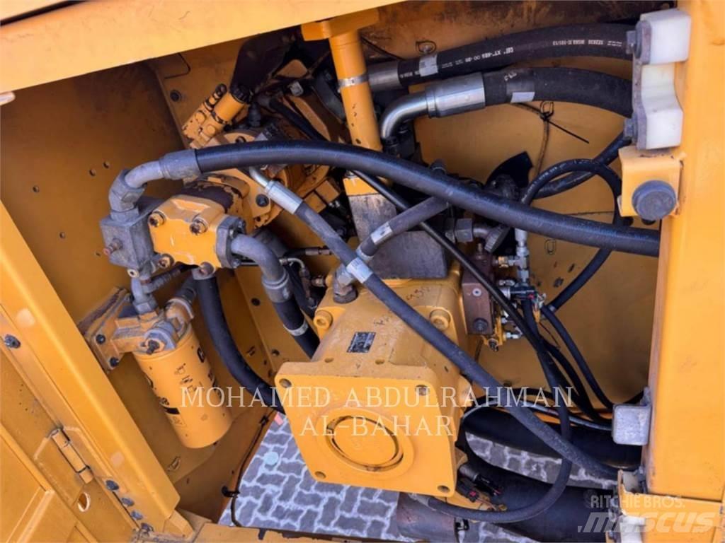 CAT 374D L Crawler excavators