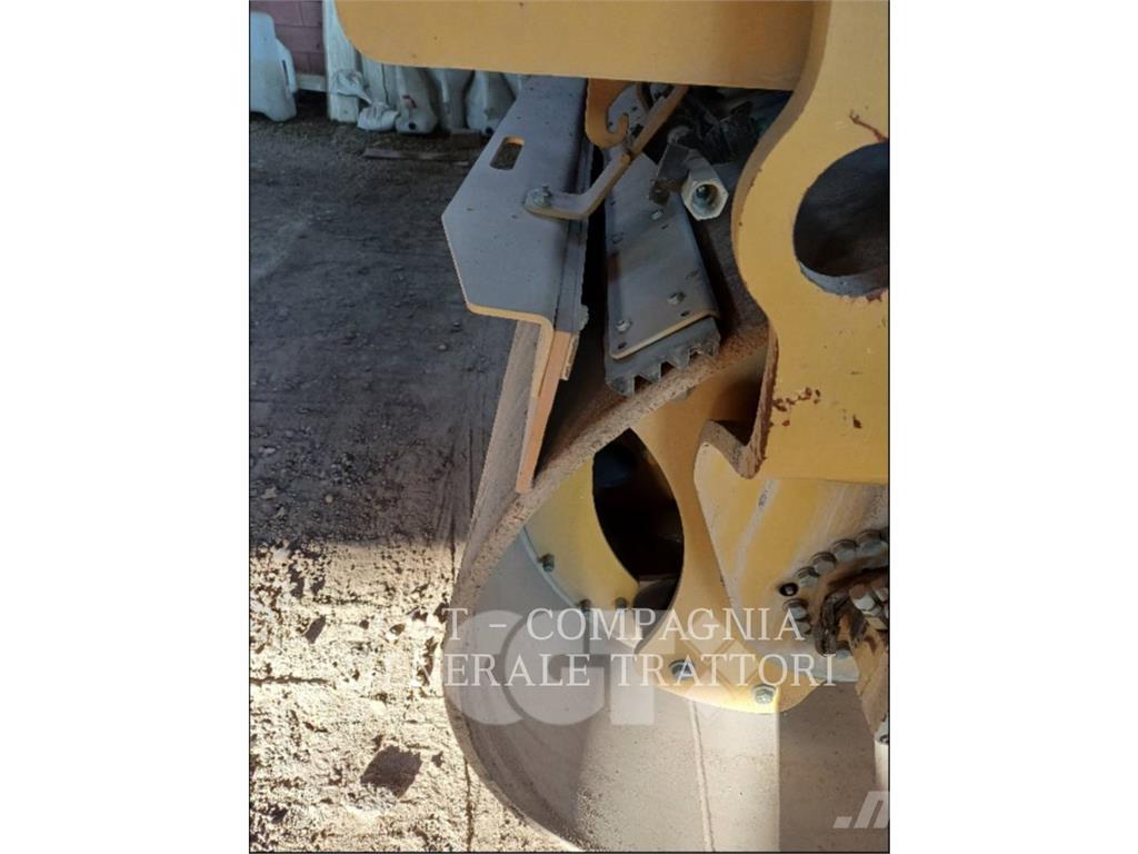 CAT CB7 Asphalt pavers