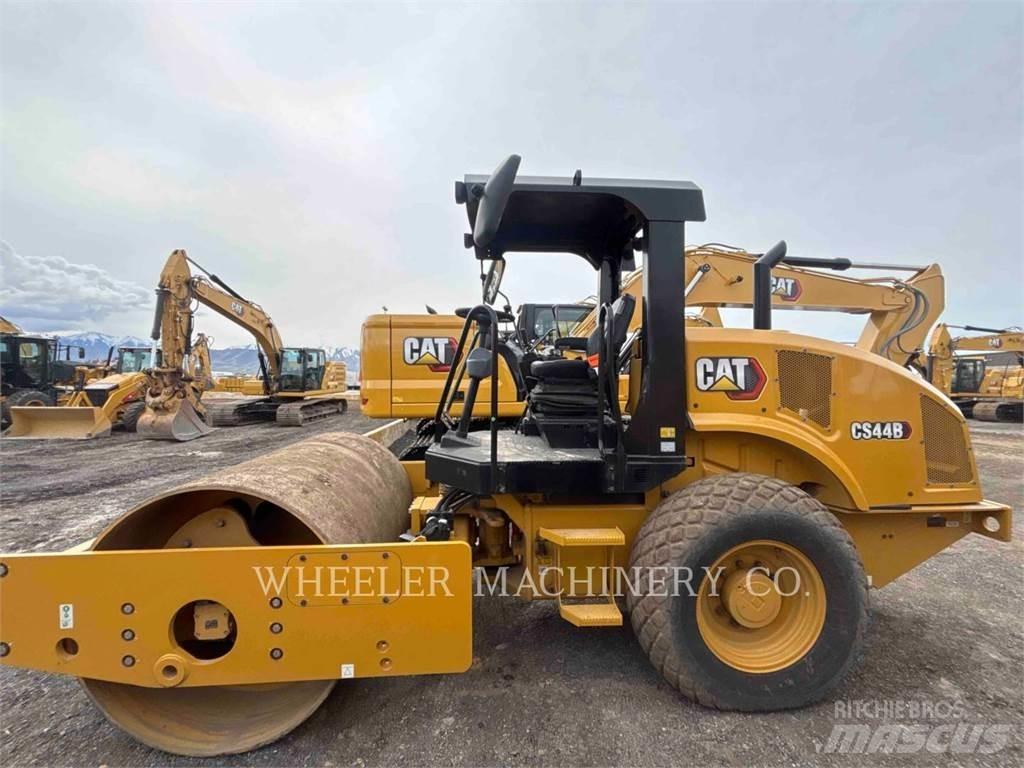 CAT CS44B Single drum rollers