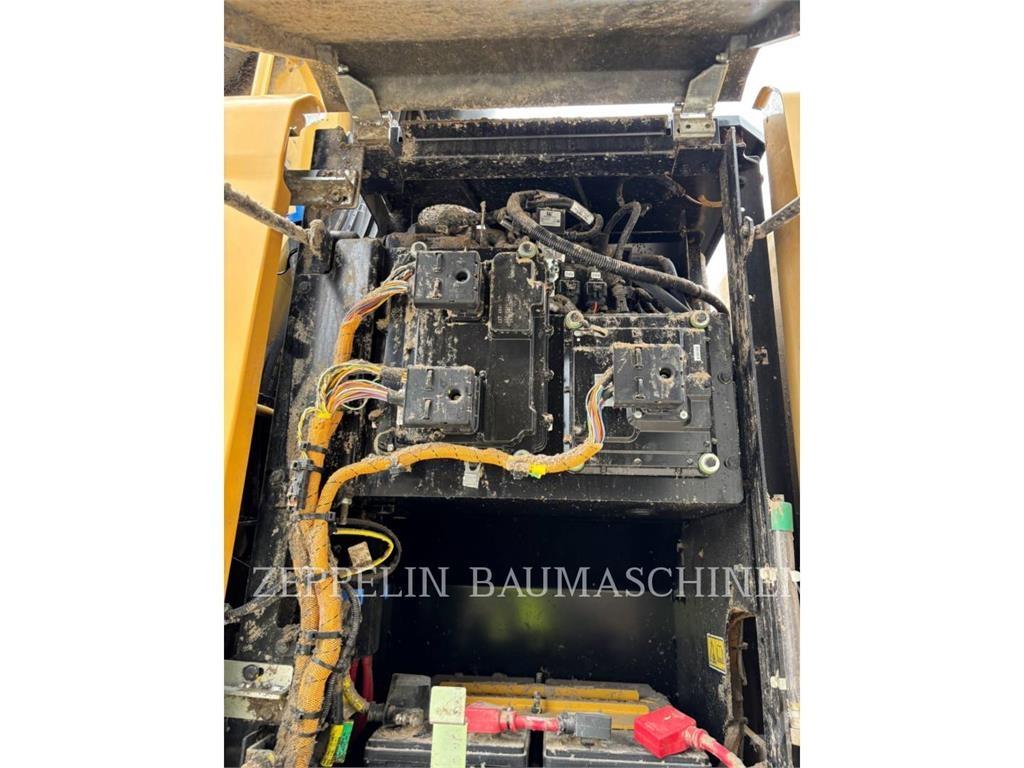CAT MH3022-06C Demolition excavators