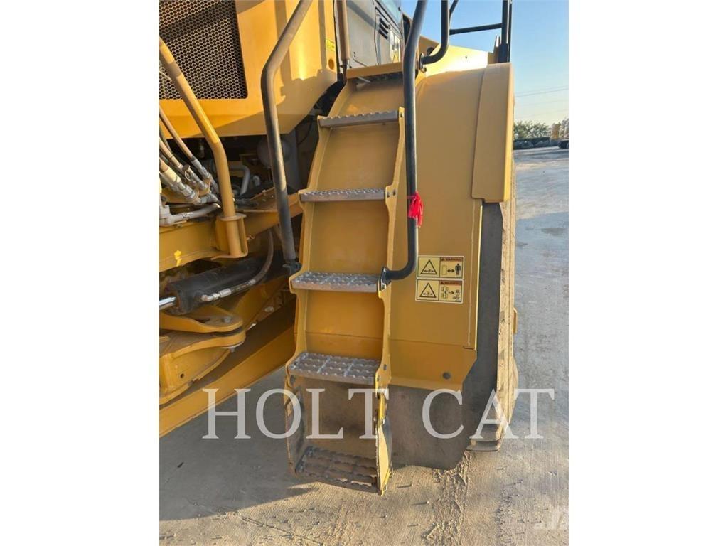 CAT W00 740GC Tanker trucks