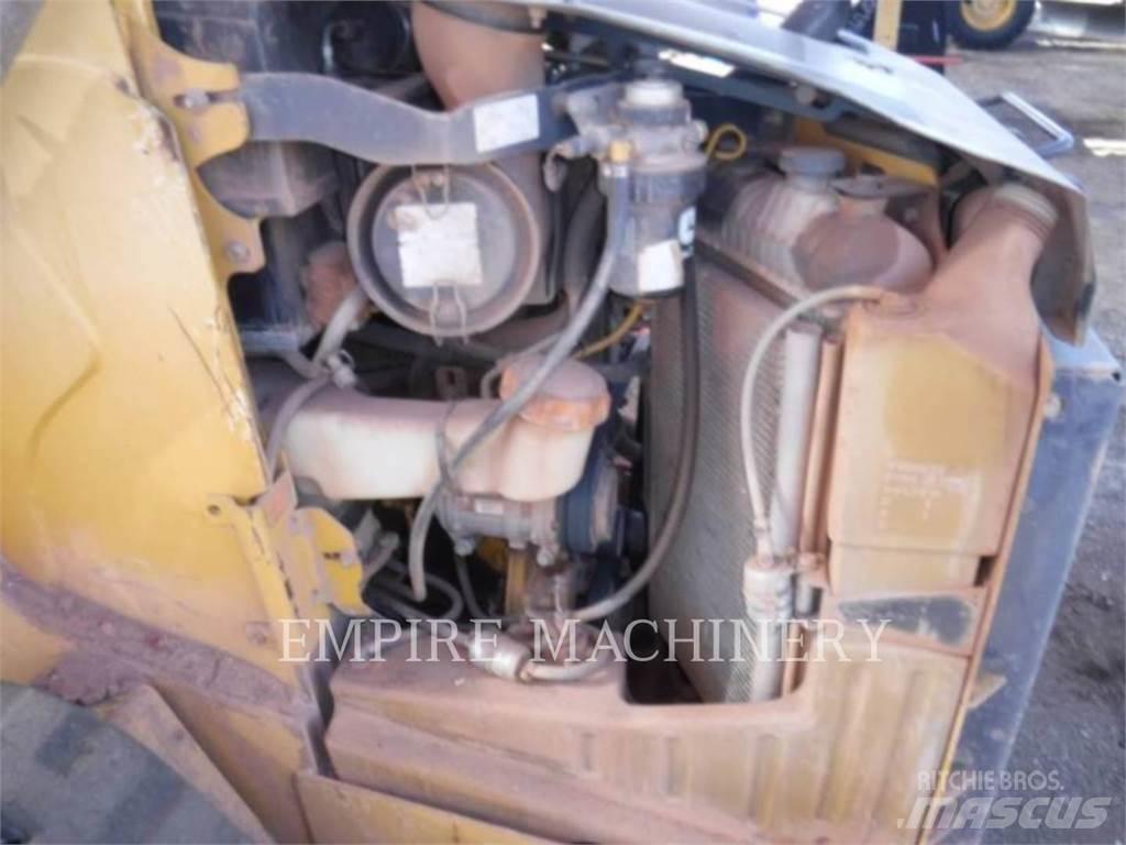 John Deere 323D Skid steer loaders
