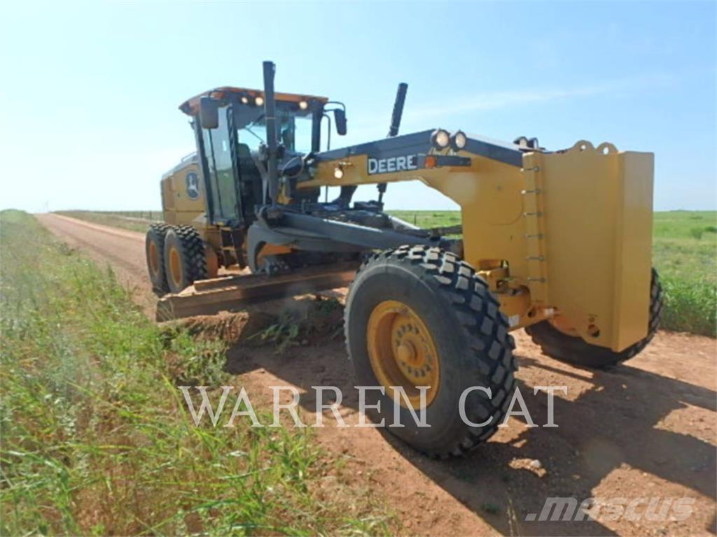 John Deere 670 Graders