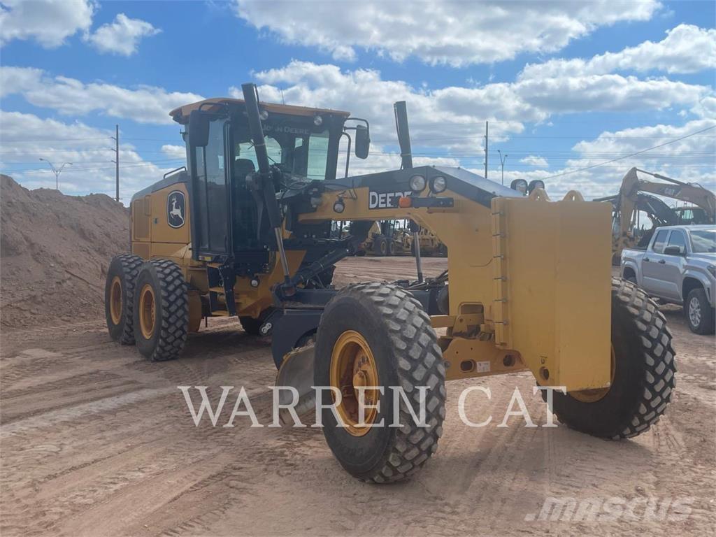 John Deere 670 Graders
