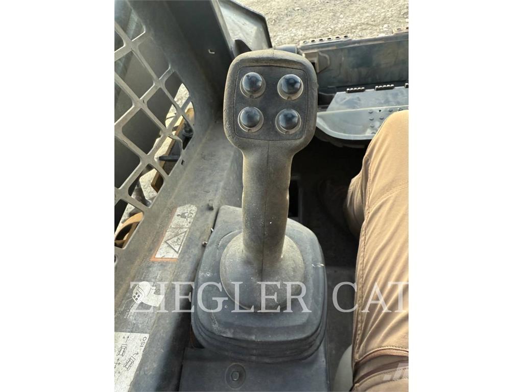 John Deere & CO. 320 D Skid steer loaders