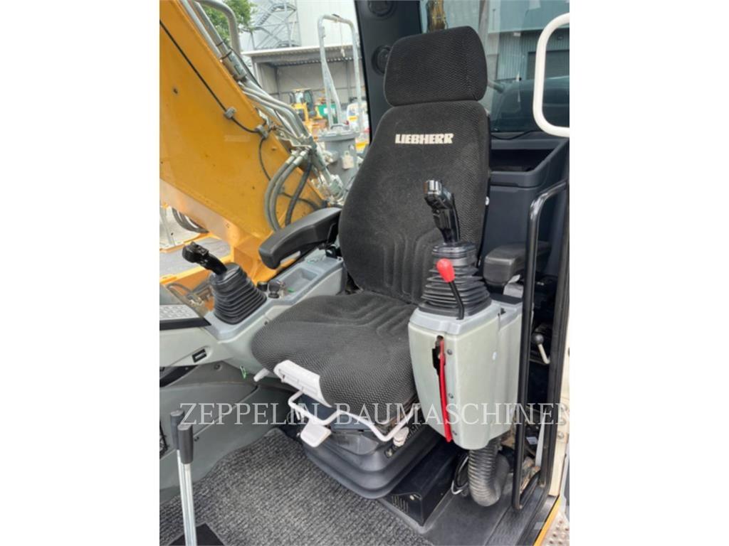 Liebherr R926 Crawler excavators