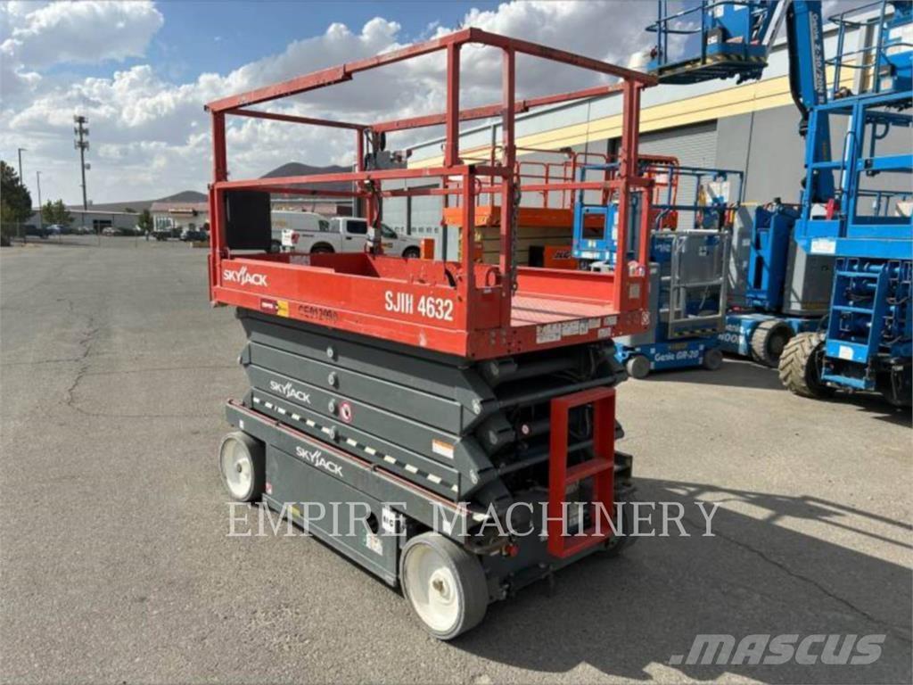 Skyjack 4632 Articulated boom lifts