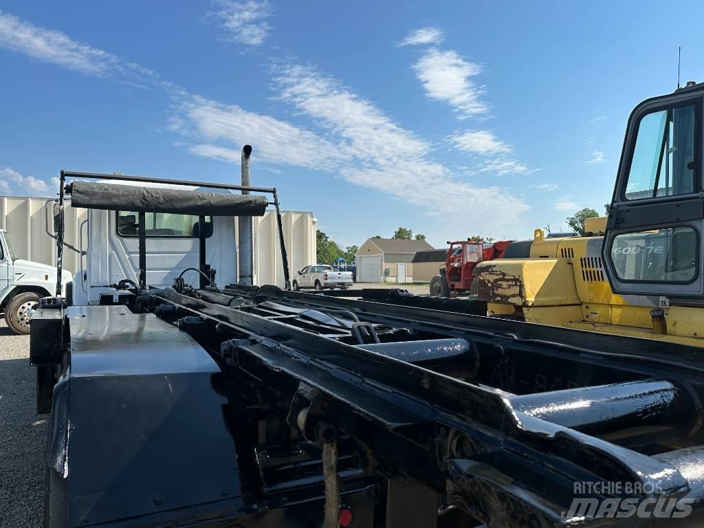 Mack GRANITE CV713 Cable lift demountable trucks