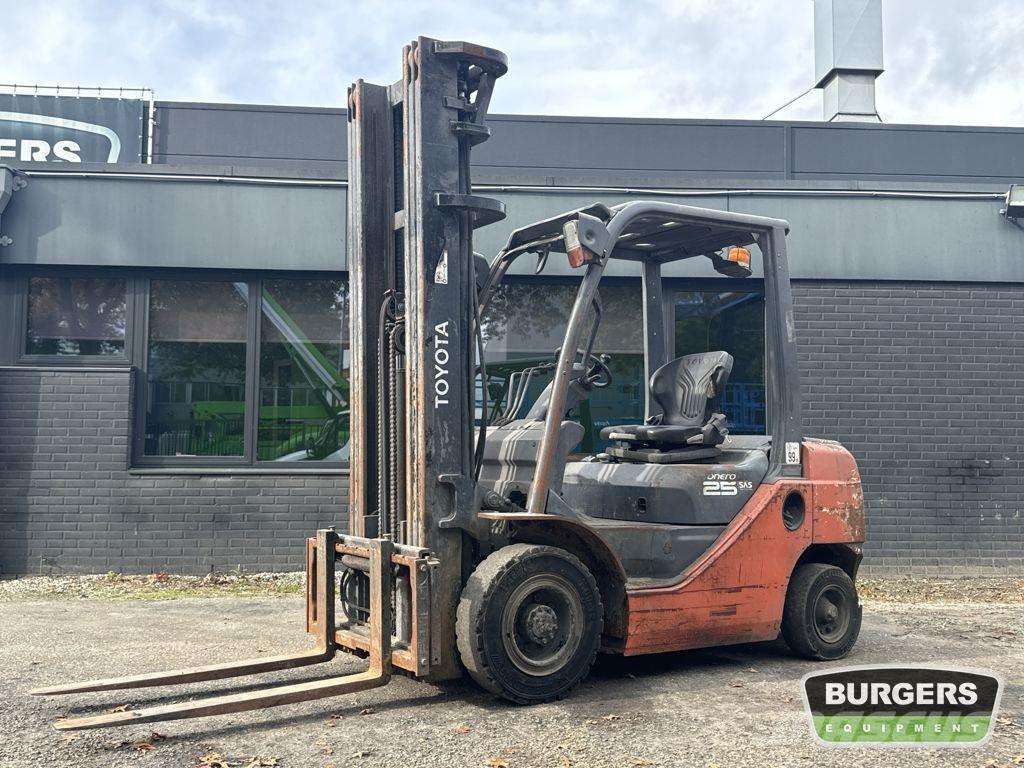 Toyota 8FDF25 Diesel trucks