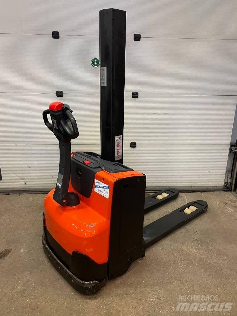 BT Toyota SWE080L Pedestrian stacker