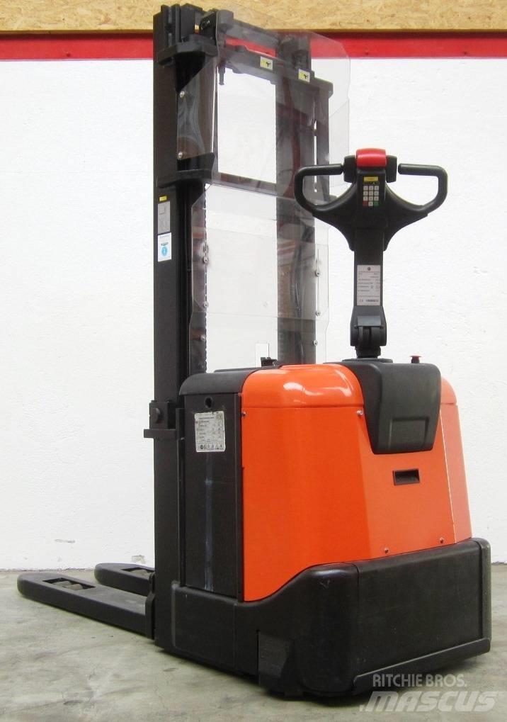 BT SPE 200 Pedestrian stacker