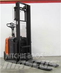 BT SPE 200 Pedestrian stacker