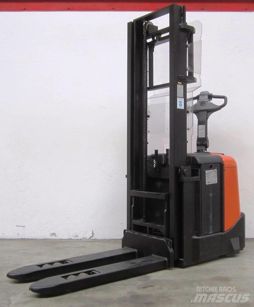 BT SPE 200 Pedestrian stacker
