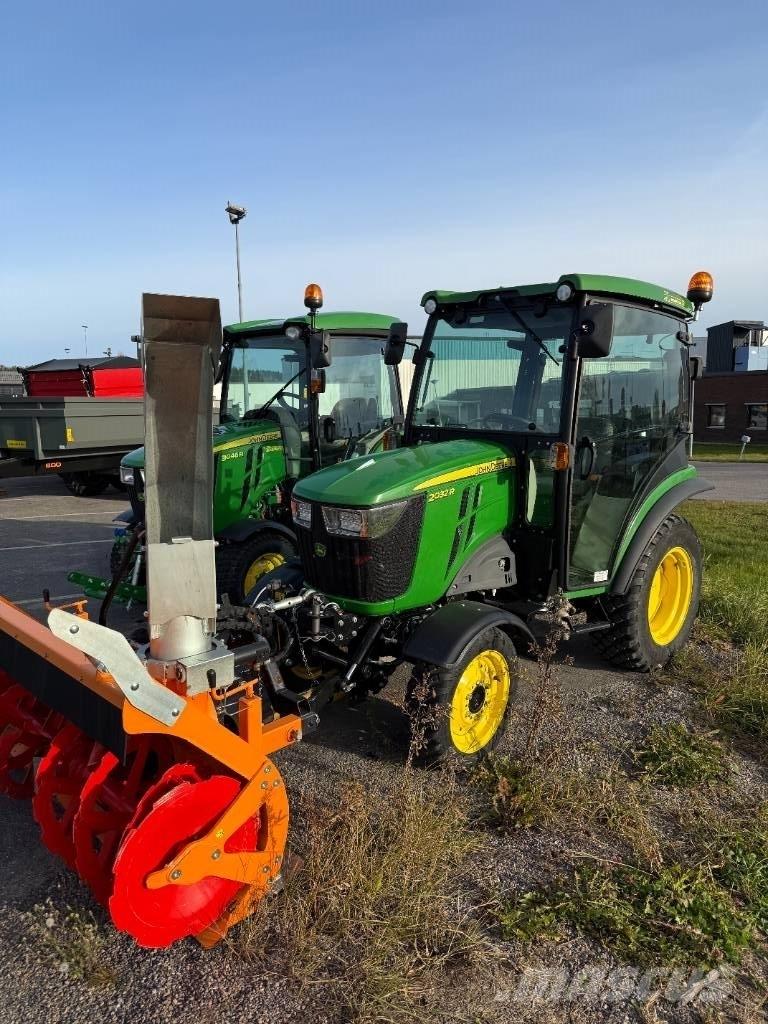 John Deere 2032 R Compact tractors