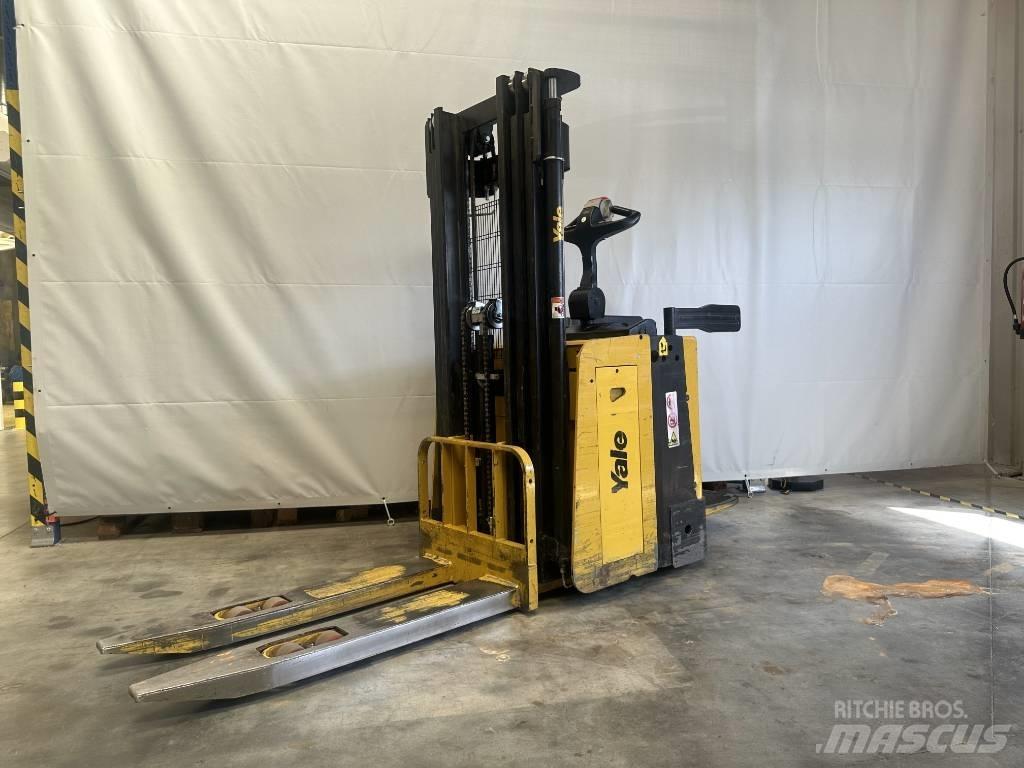 Yale ms15 Pedestrian stacker