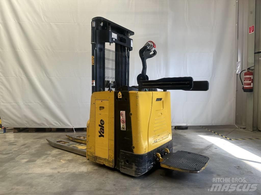 Yale ms15 Pedestrian stacker
