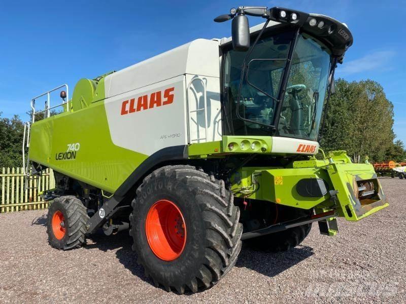 CLAAS LEXION 740 Combine harvesters