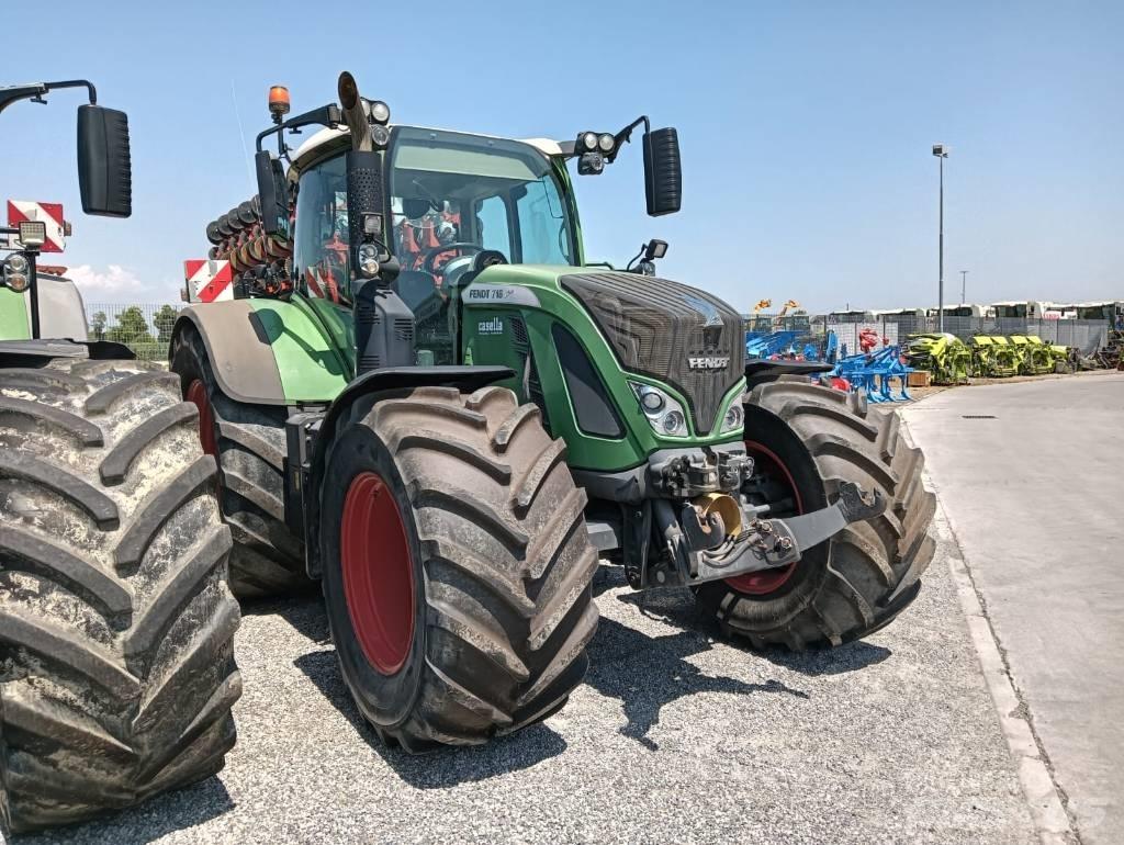 Fendt 718 Vario Tractors