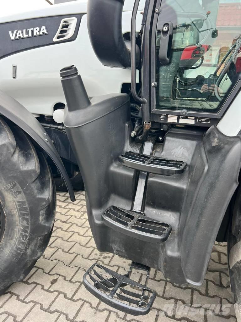 Valtra T 202 Versu Tractors