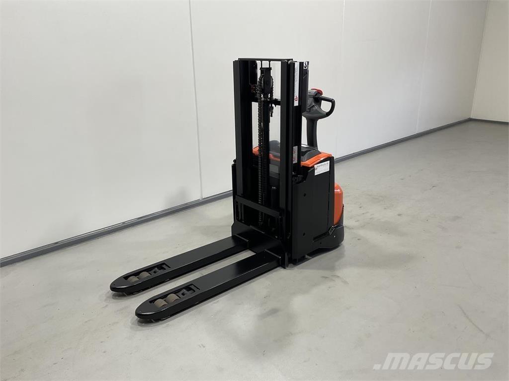 Toyota SWE200D Self propelled stackers