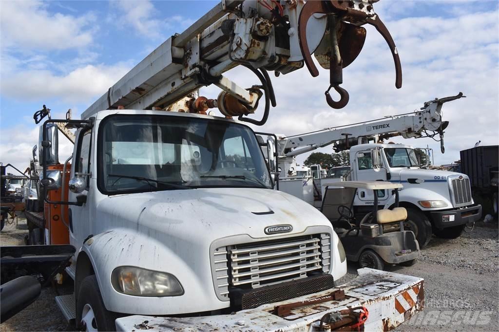 Altec D945B Mobile drill rig trucks