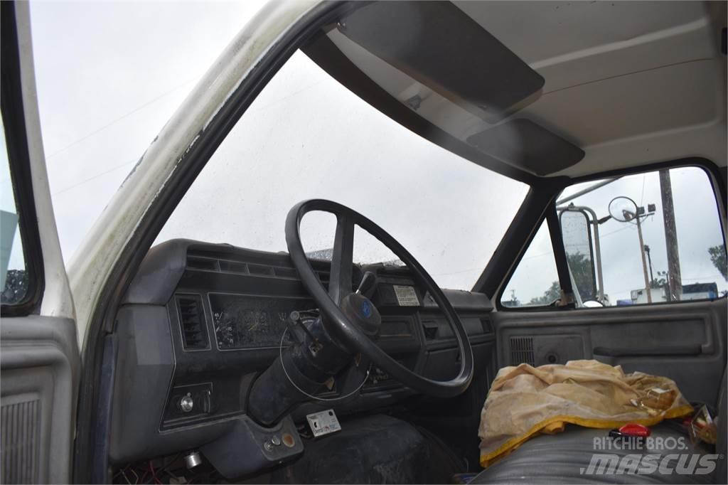Ford F800 Crane trucks