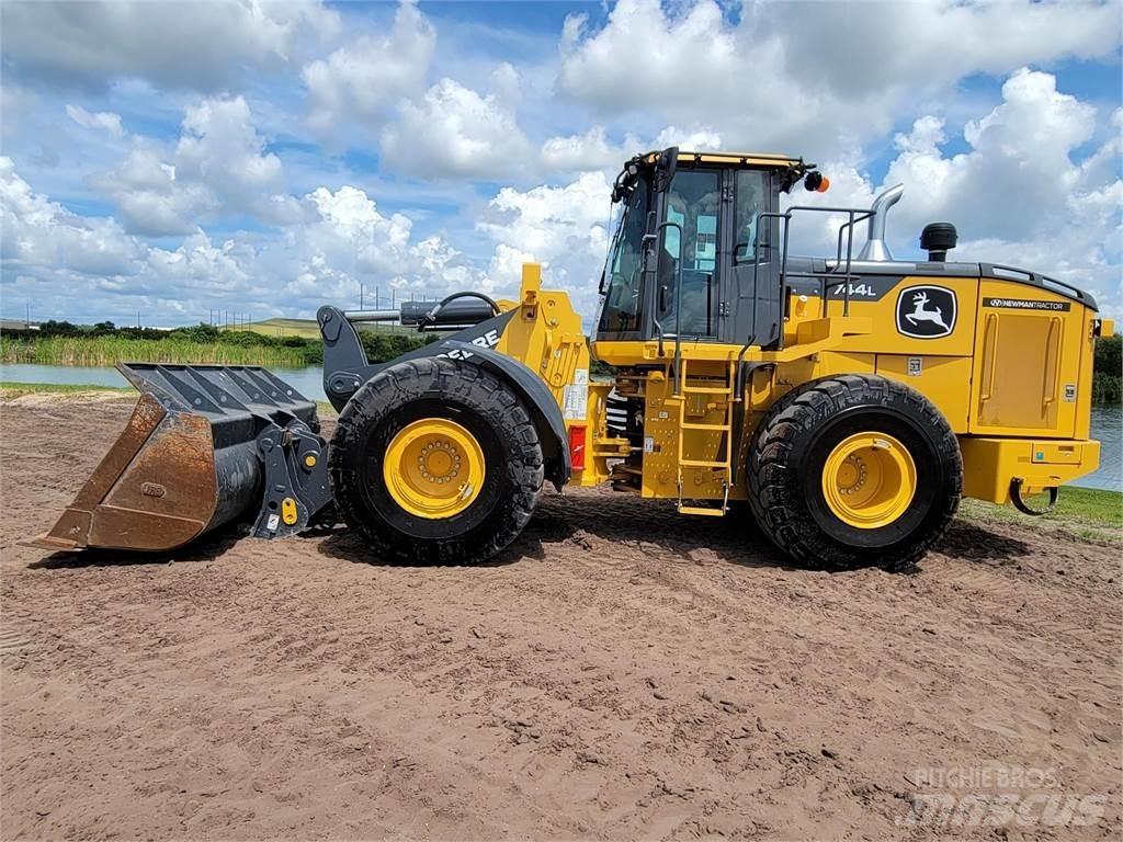 John Deere 744L Wheel loaders