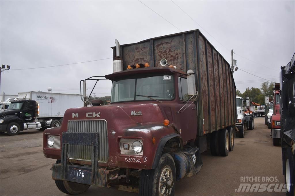 Mack DM685S Crane trucks