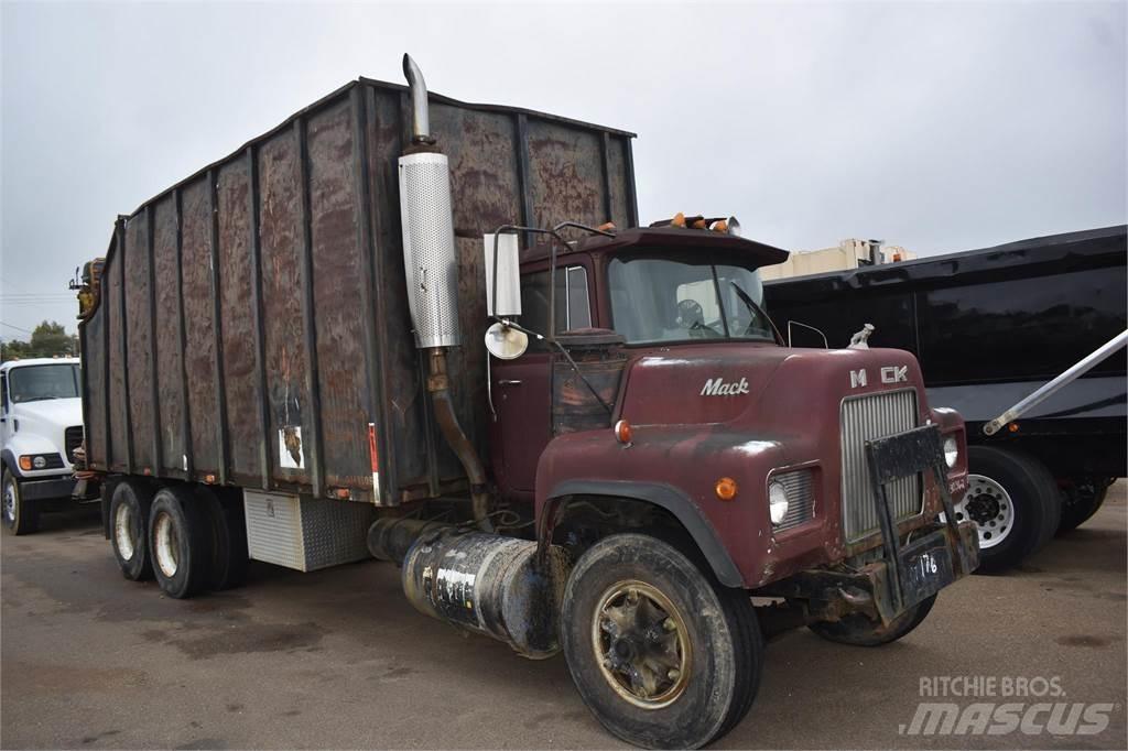 Mack DM685S Crane trucks