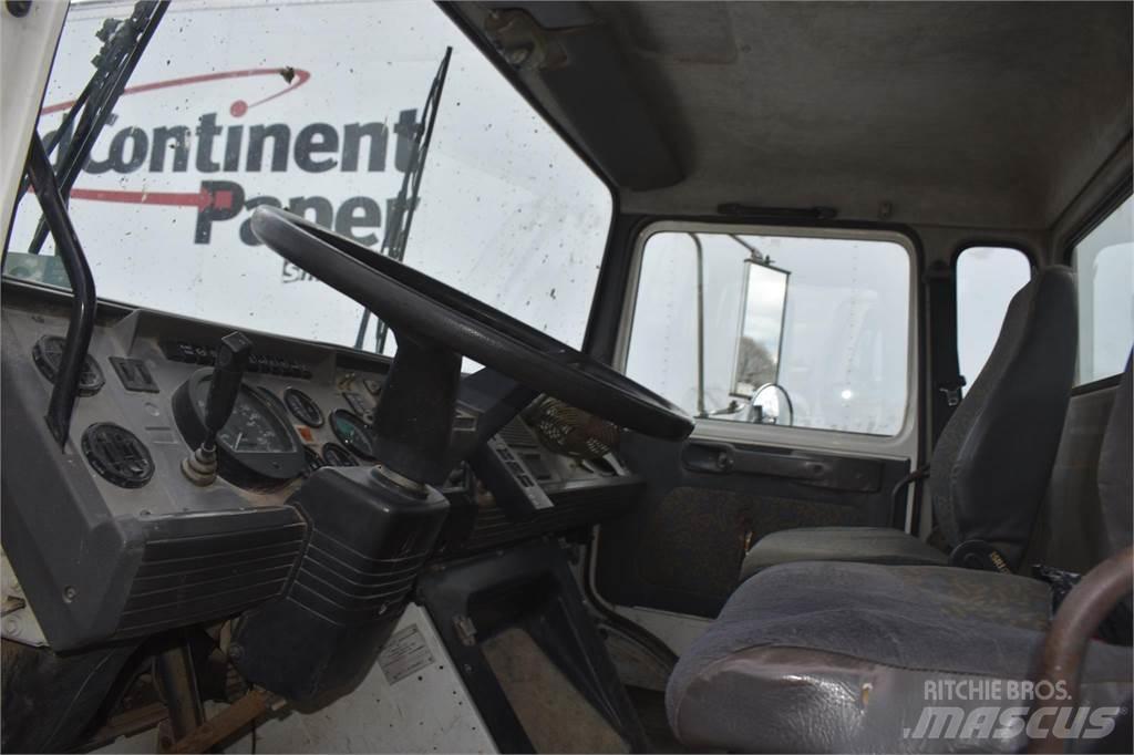 Mack MIDLINER CS300 Crane trucks