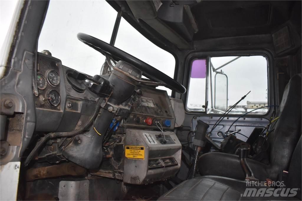 Mack RD688S Crane trucks