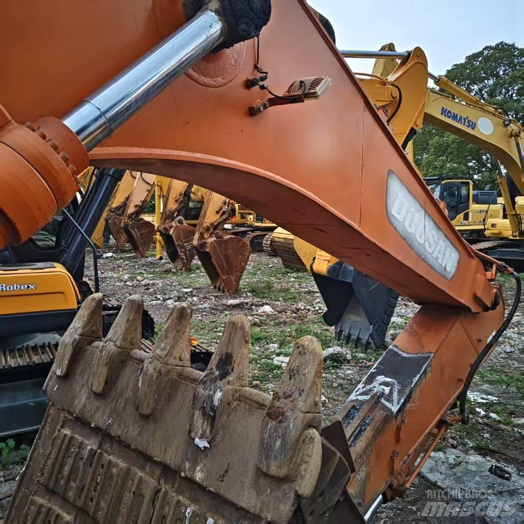 Doosan DX 300 LC Crawler excavators