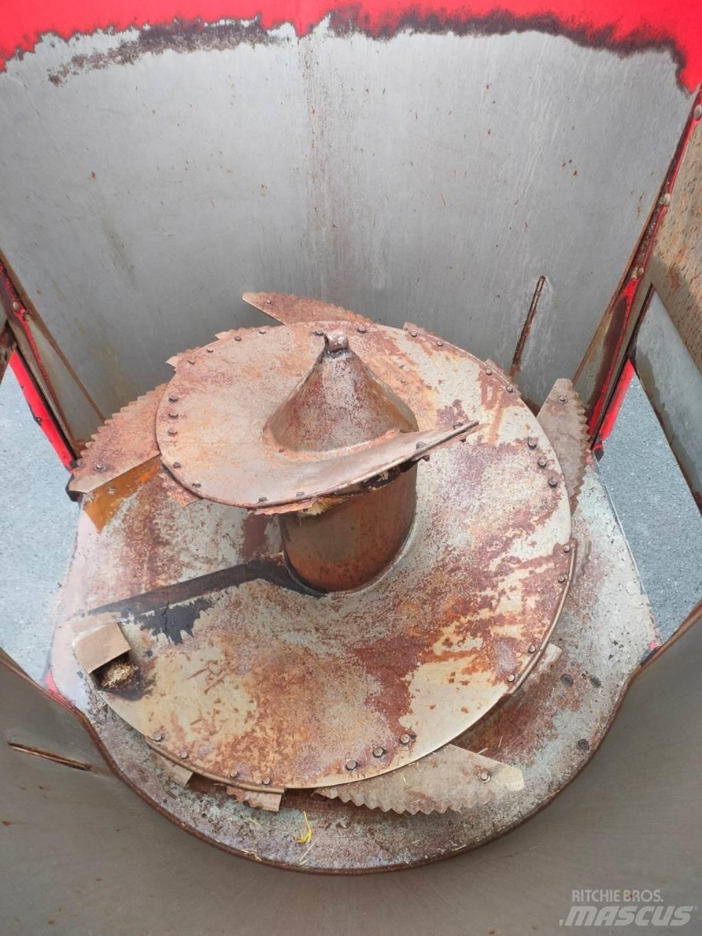 Peecon 8M³ Mixer feeders