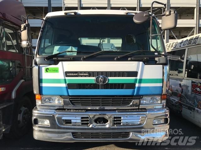 UD KL-CK482BAT Tractor Units