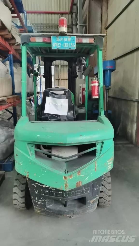 Mitsubishi FD 25 Diesel trucks