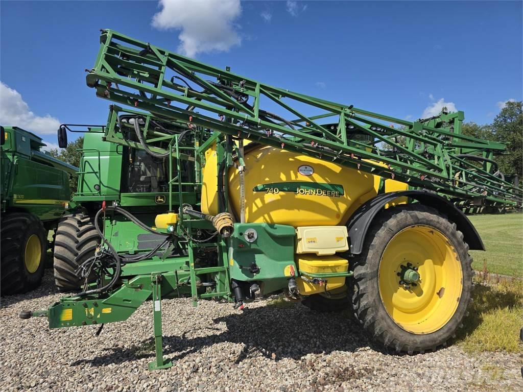 John Deere 740 Trailed sprayers