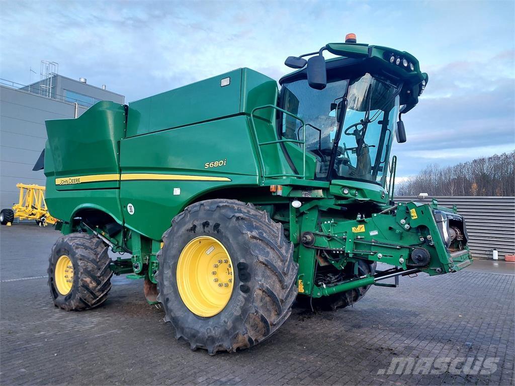 John Deere S680i Combine harvesters