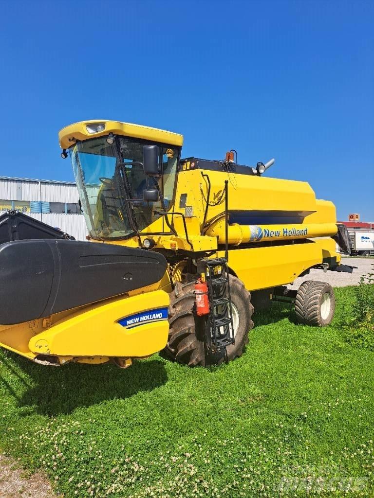 New Holland TC5050 Combine harvesters