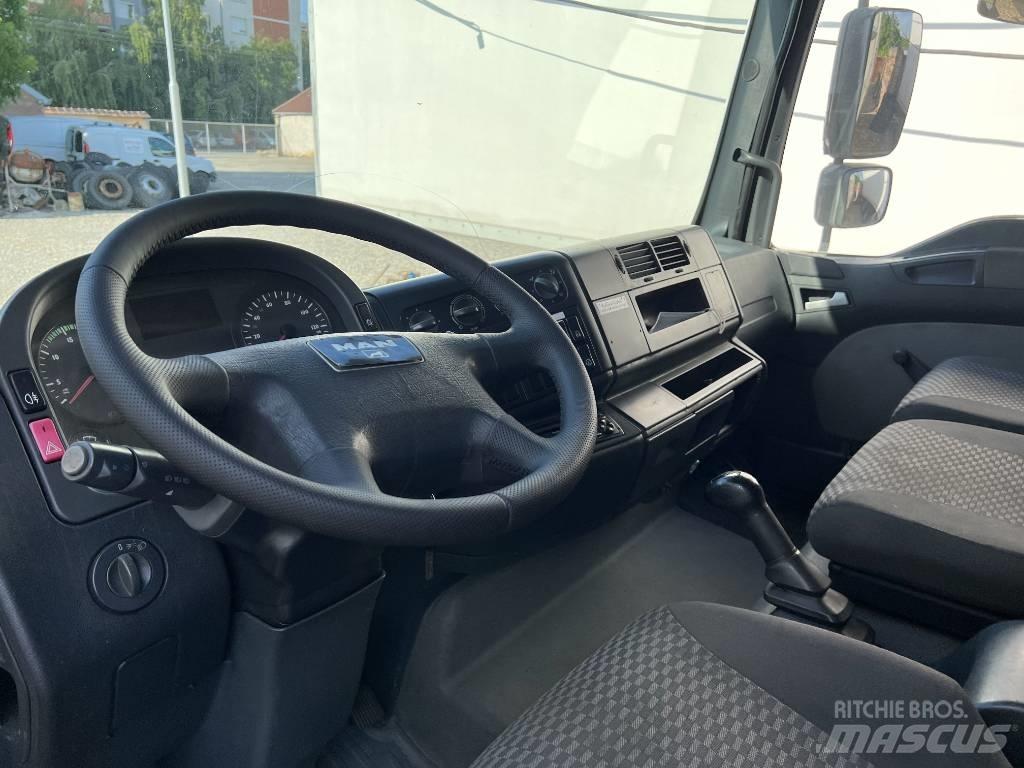 MAN TGL 8.180 Curtainsider trucks