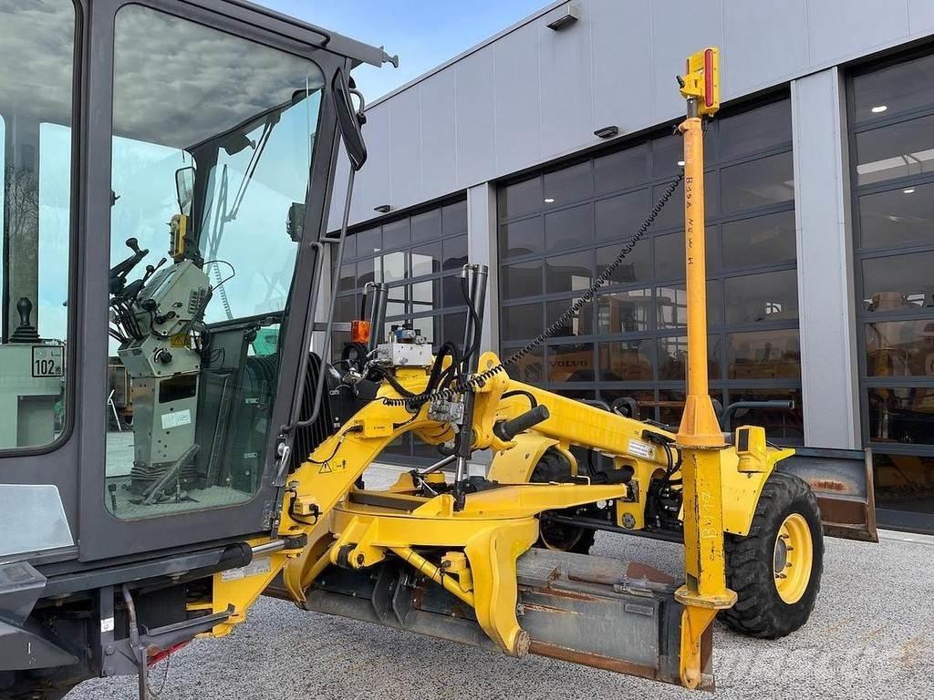 New Holland F106.6 Graders