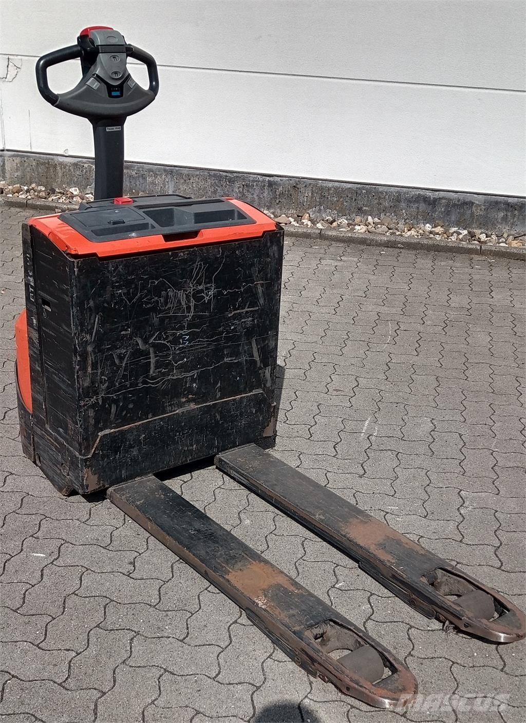 Toyota LWE 160 Pedestrian stacker