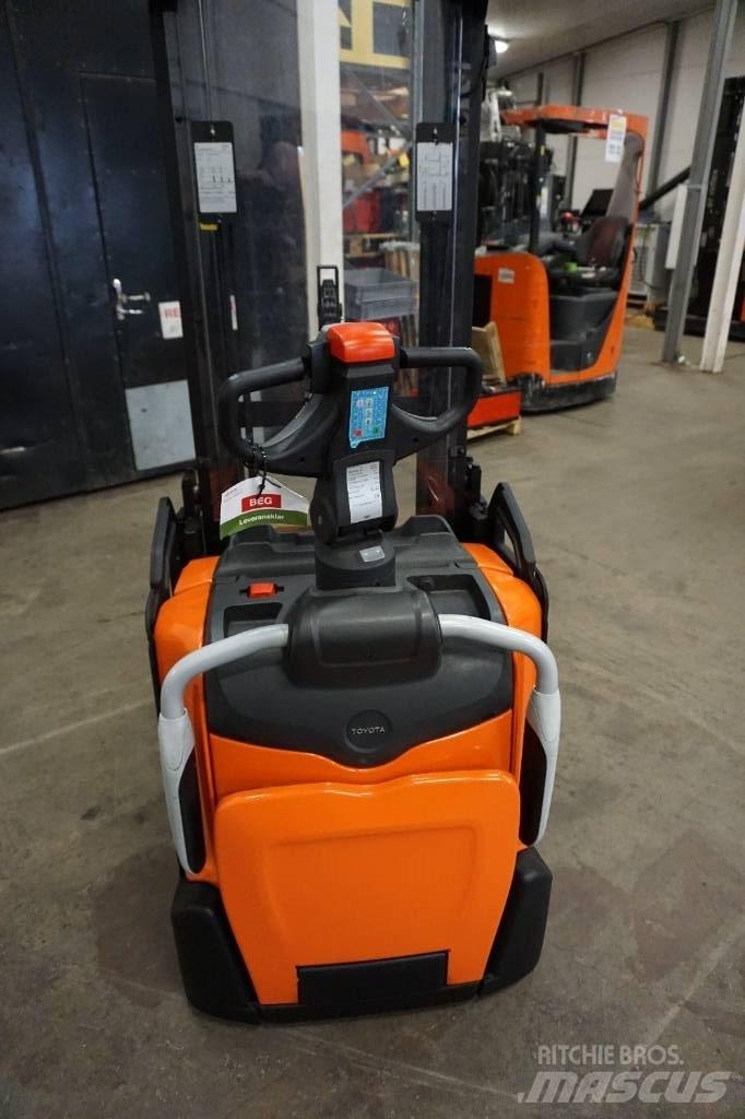 Toyota SPE120L Pedestrian stacker