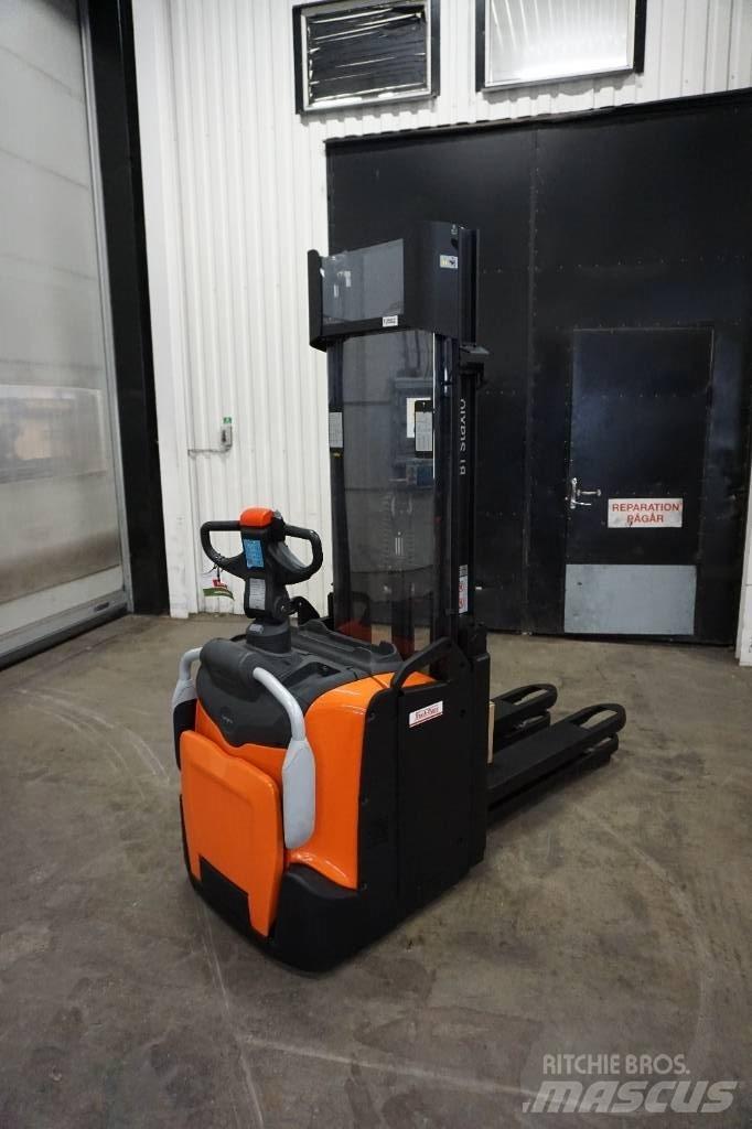 Toyota SPE120L Pedestrian stacker