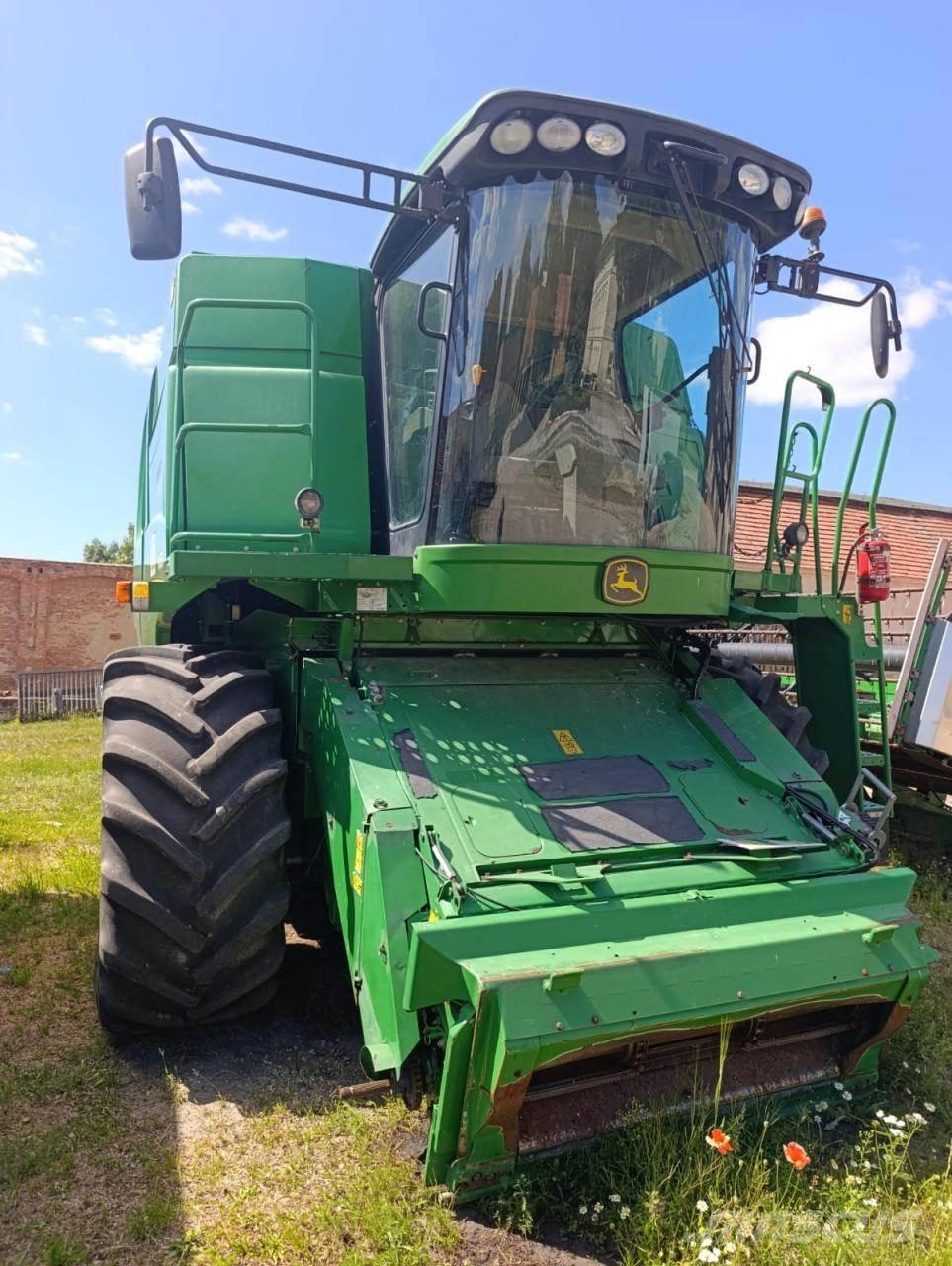 John Deere W650 Combine harvesters