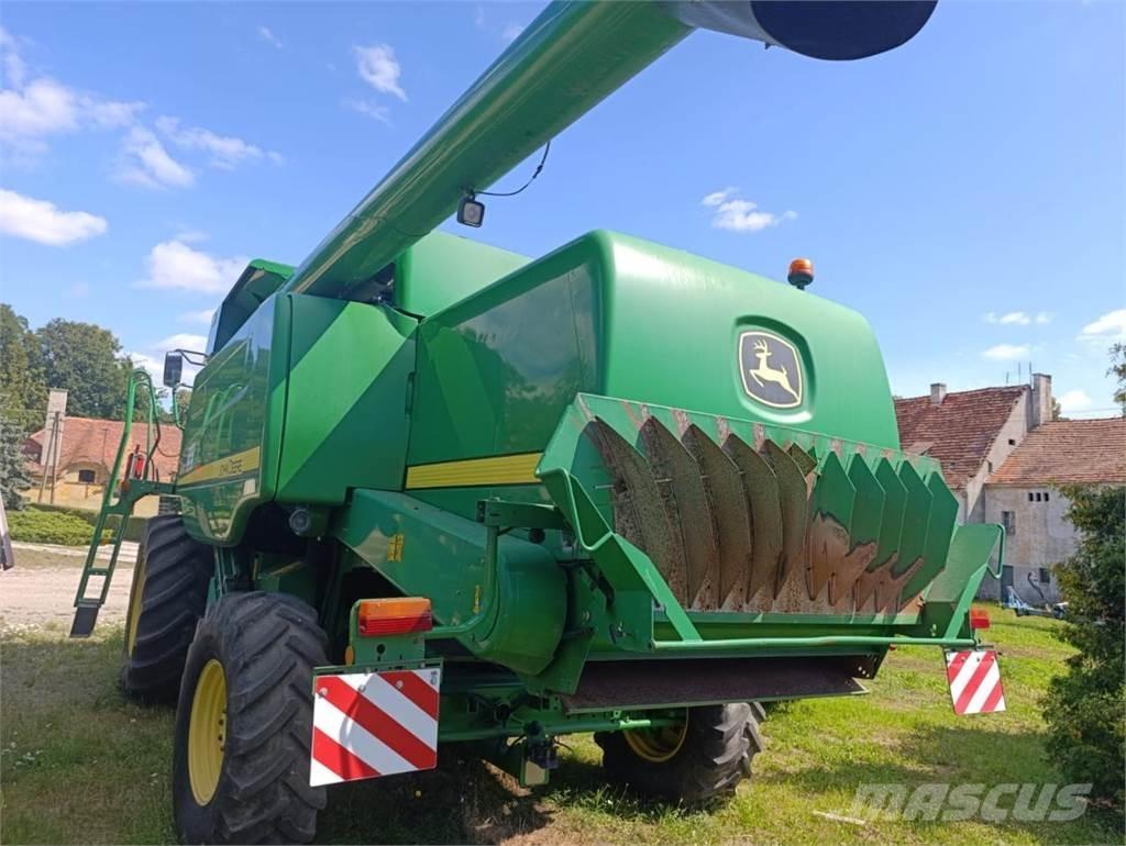 John Deere W650 Combine harvesters