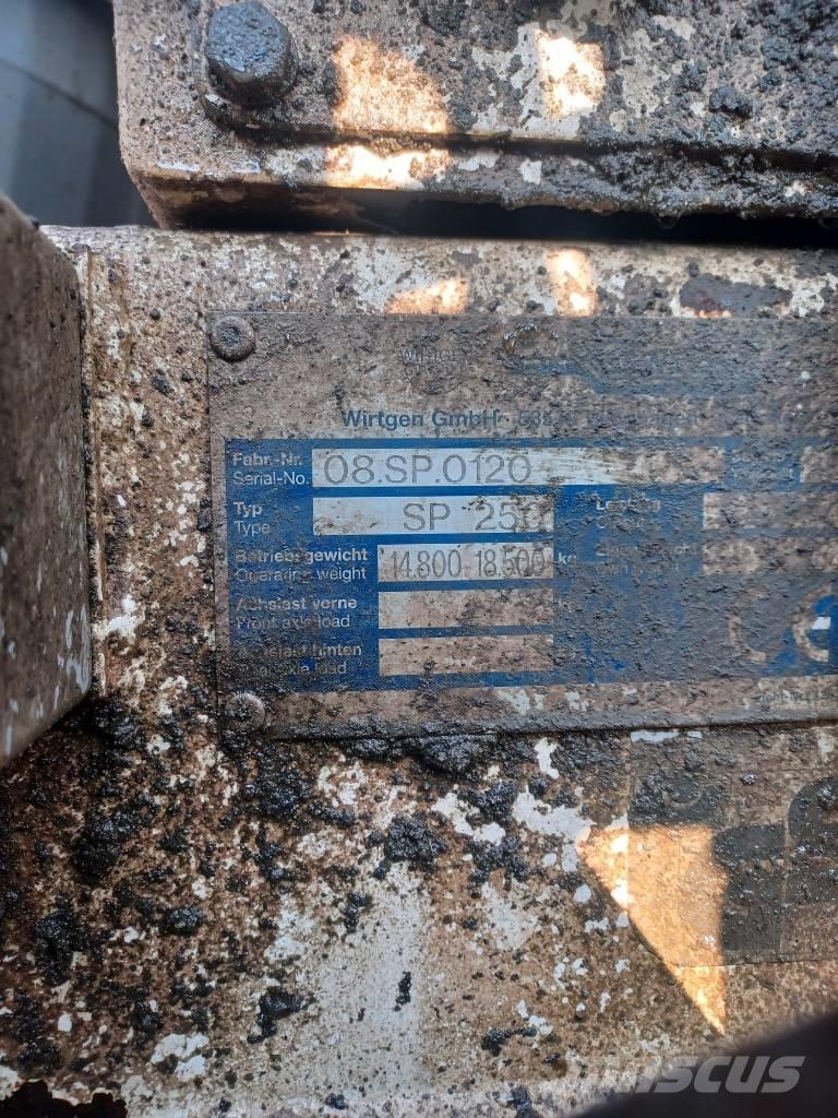 Wirtgen SP250 Formwork