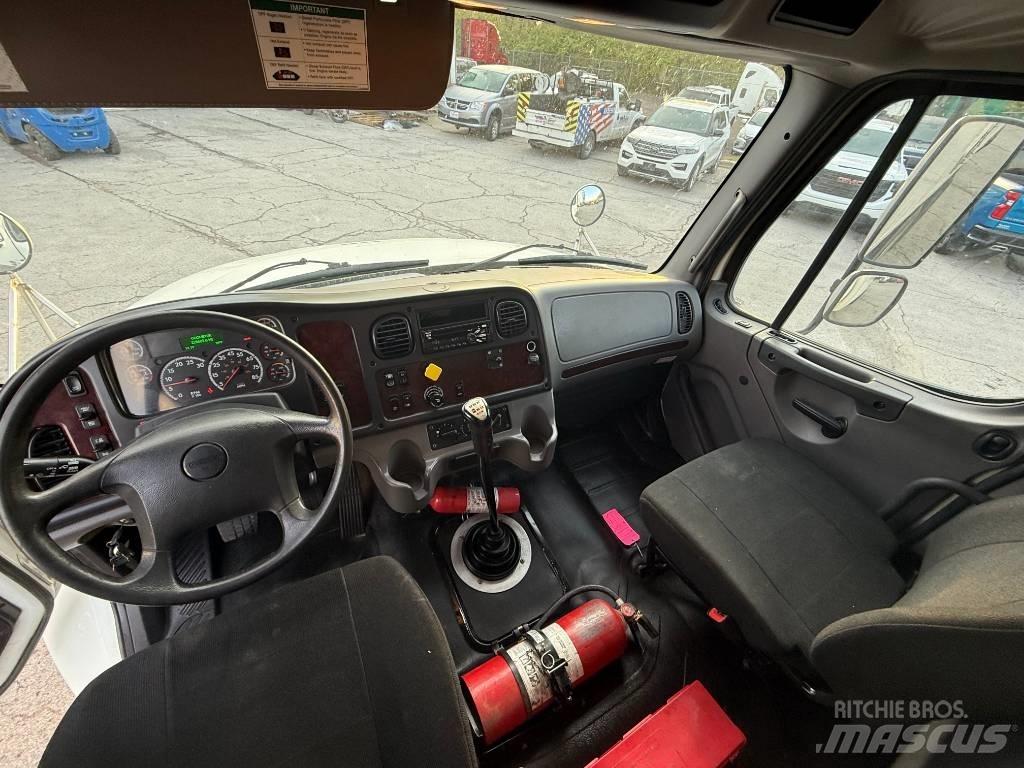 Freightliner M 106 Box body trucks