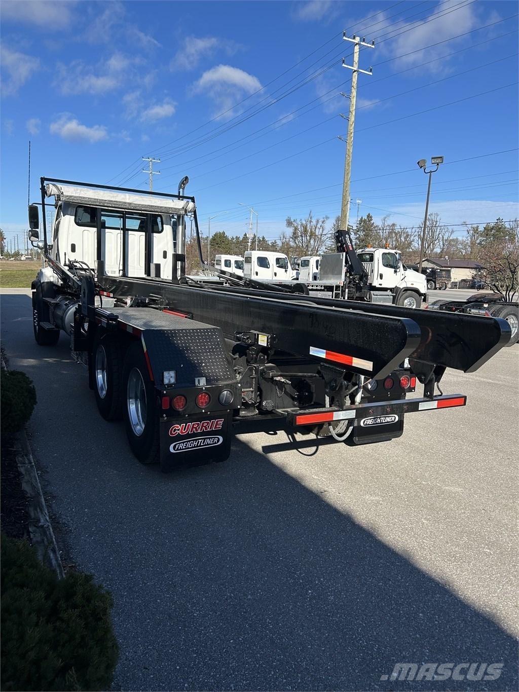 Freightliner 114 SD Cable lift demountable trucks